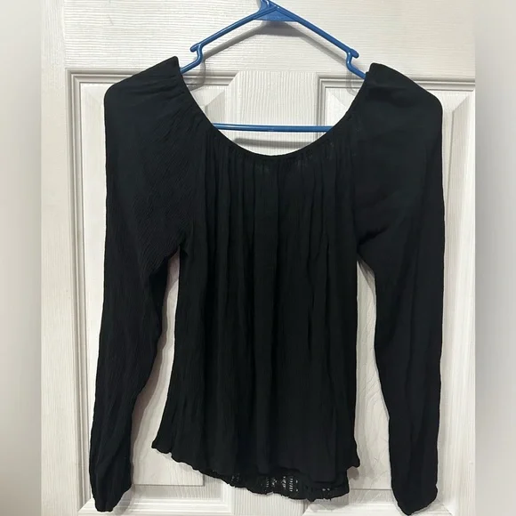 ⭐️ Hollister black flowy top. Size: medium - Picture 3 of 4